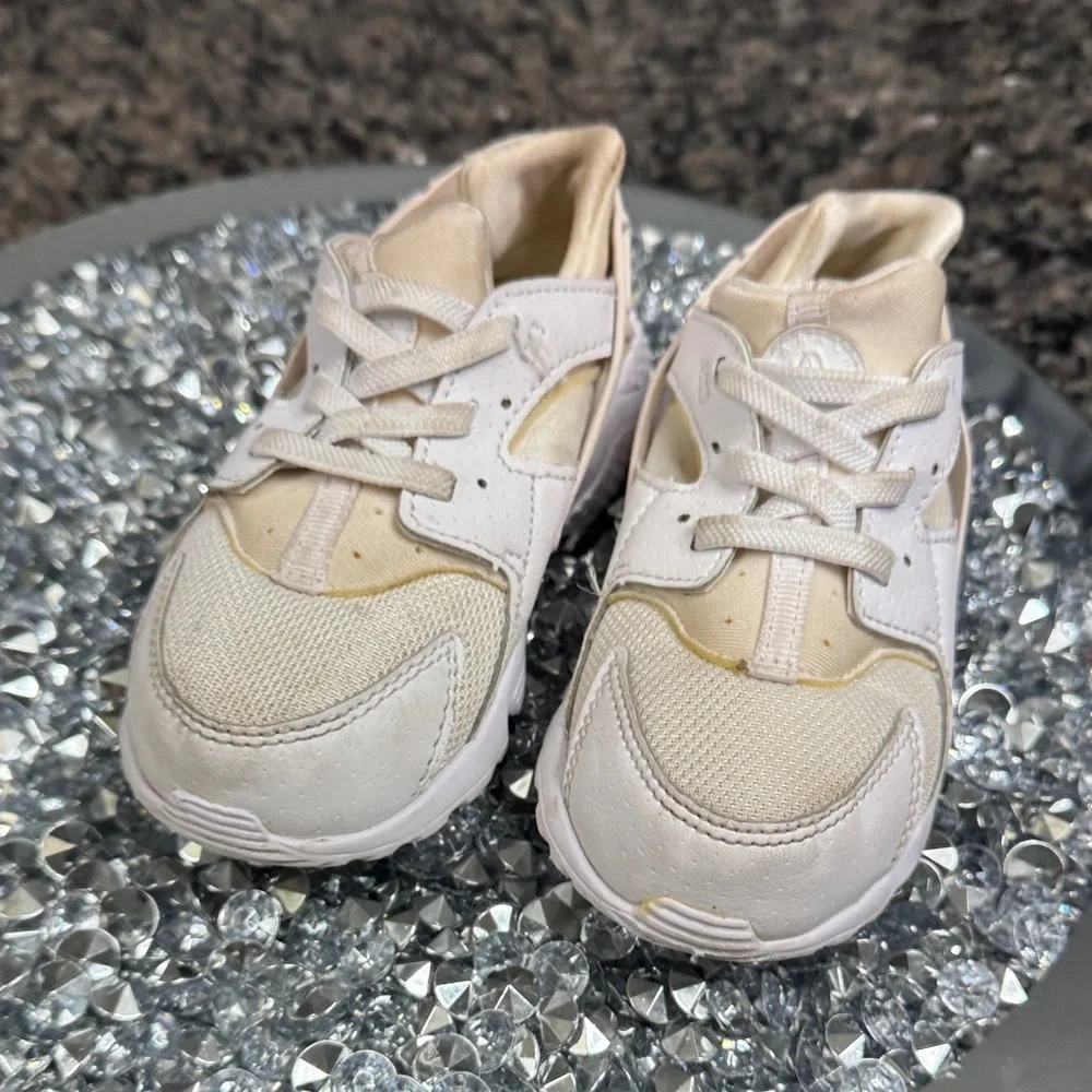 Nike huaraches Kids White and Tan Sneakers 10C